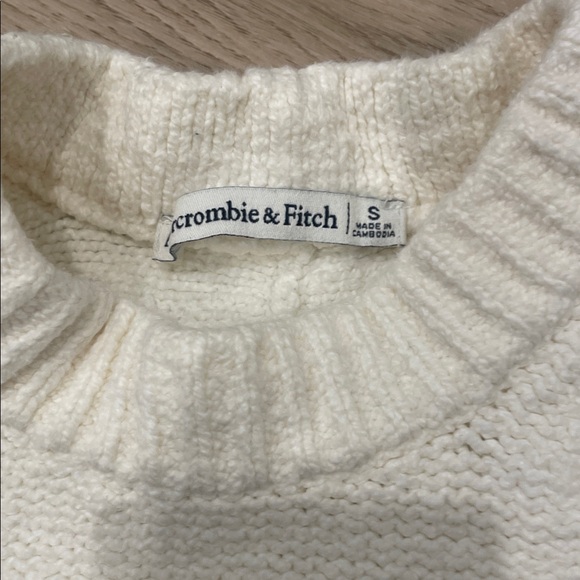 Abercrombie and Fitch size small slightly cropped short sleeve sweater. - Picture 2 of 4